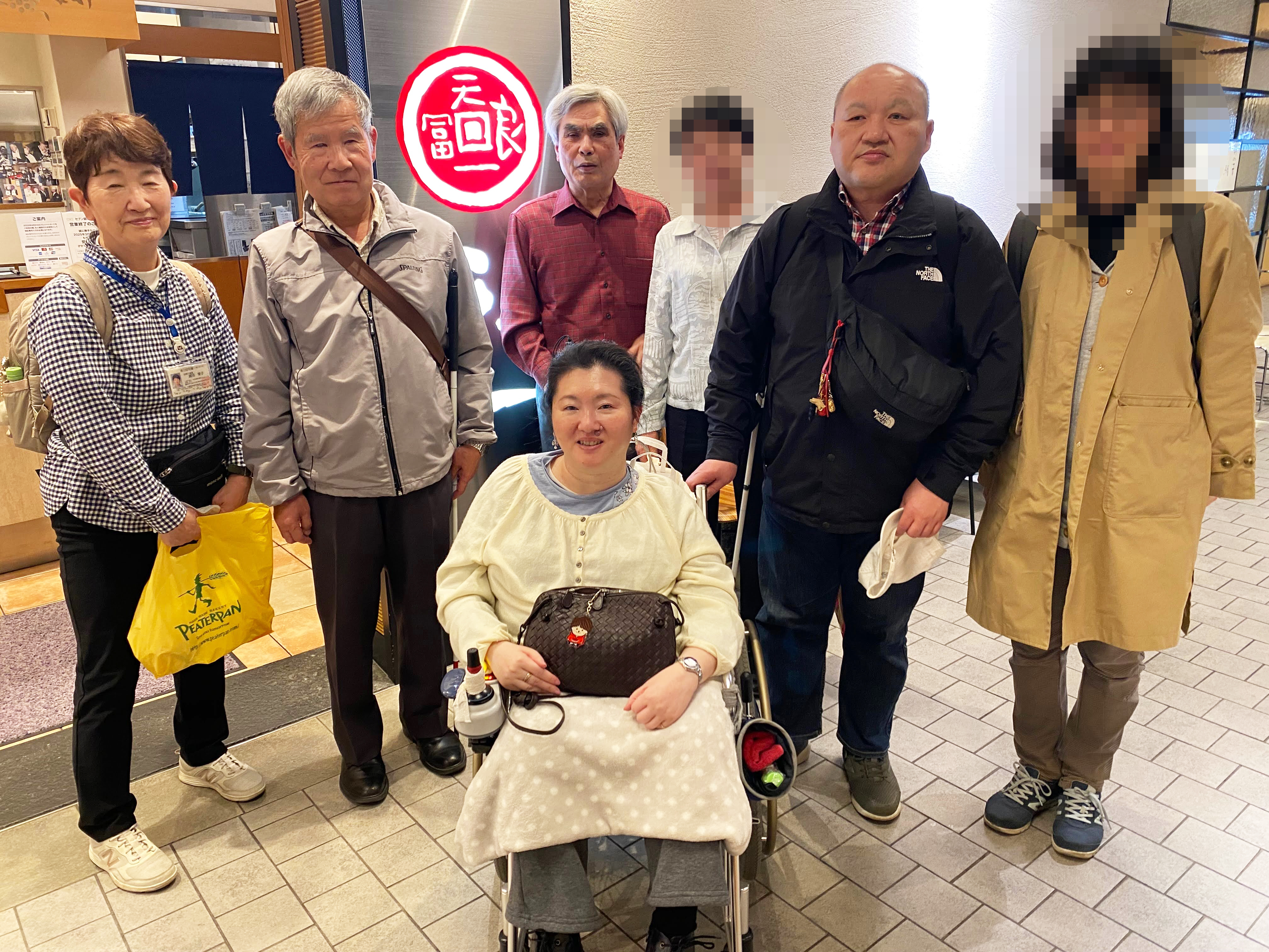 天ぷら屋さんの前で撮った写真。皆さん満足そうな表情